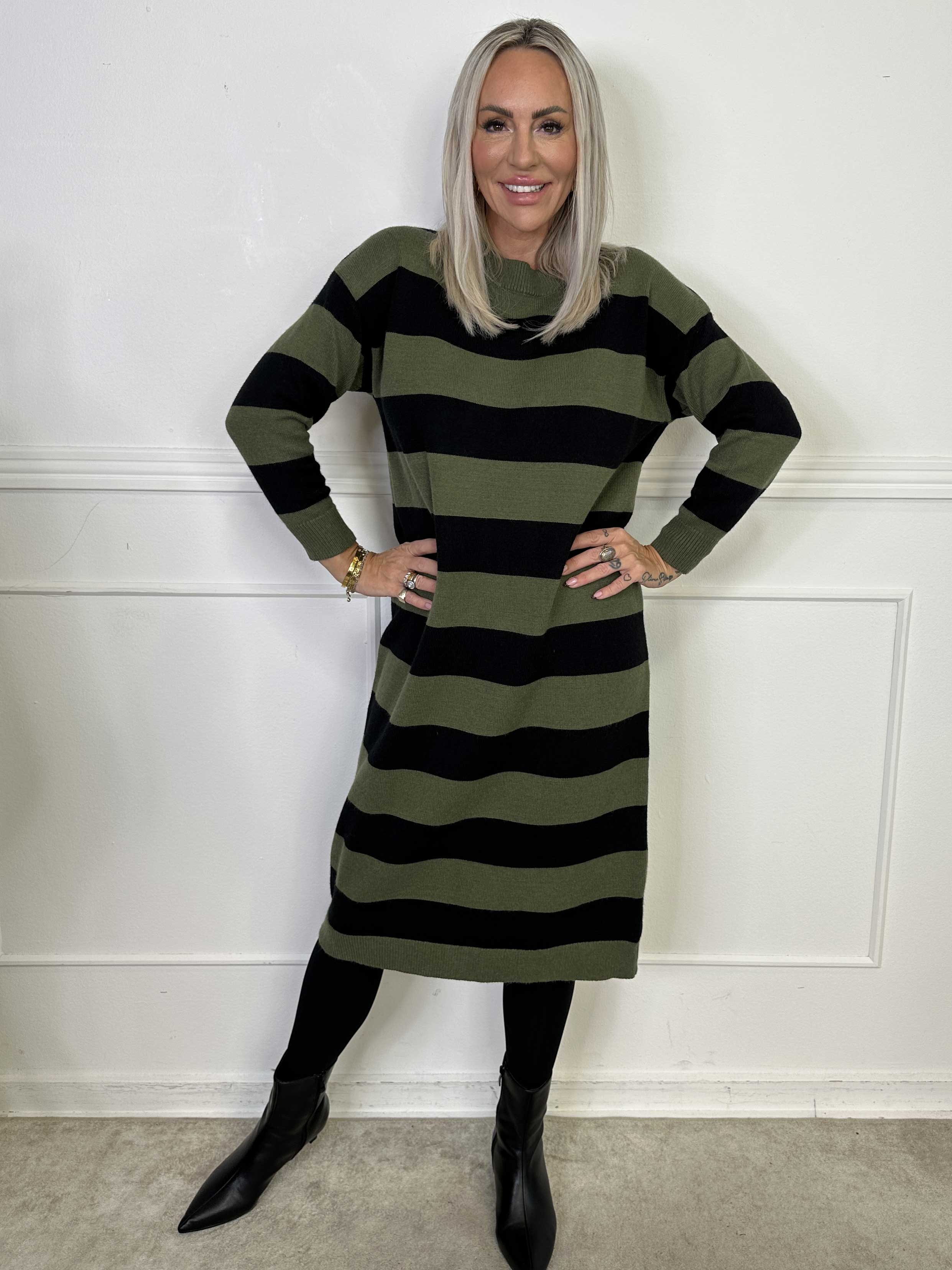 Alvilda - Lang blød strikkjole med striber